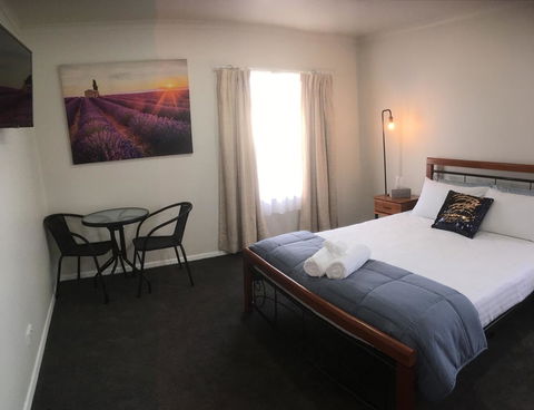 3ree- Spacious & Charming Apartment - Renee 0