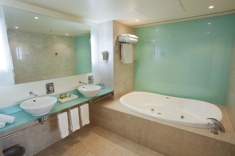 PARKROYAL Melbourne Airport - Swimm 18