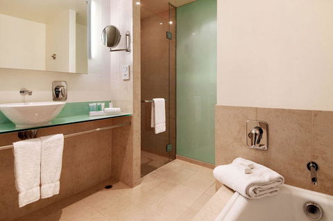 PARKROYAL Melbourne Airport - Swimm 42