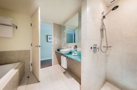 PARKROYAL Melbourne Airport - Swimm 4