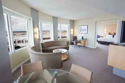 PARKROYAL Melbourne Airport - Swimm 30