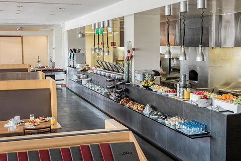 PARKROYAL Melbourne Airport - Swimm 7