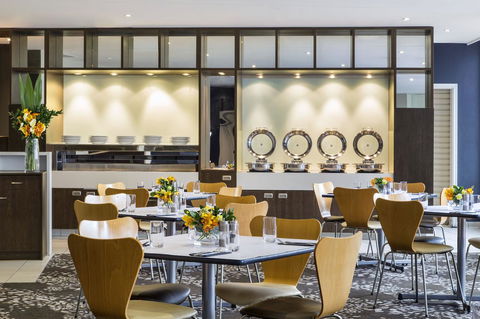 Holiday Inn Melbourne Airport - Swimm 9