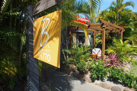 Backpackers At 1770 - Internet Find 19
