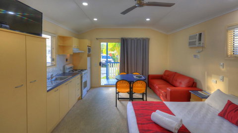 Alex Beach Cabins And Tourist Park - Swimm 23