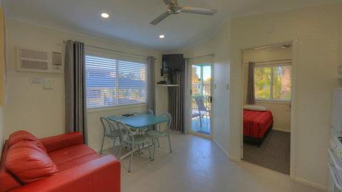Alex Beach Cabins And Tourist Park - Swimm 32