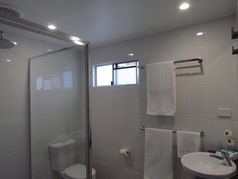 Alex Beach Cabins And Tourist Park - Swimm 1