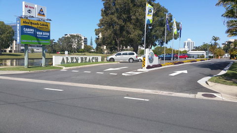 Alex Beach Cabins And Tourist Park - Swimm 19