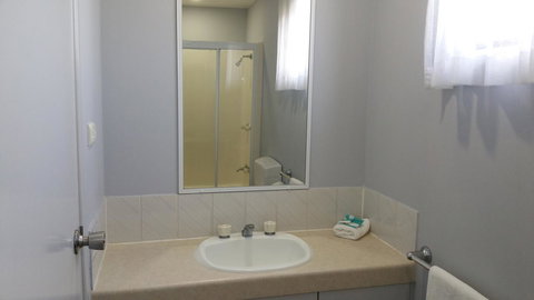 Alex Beach Cabins And Tourist Park - Swimm 2