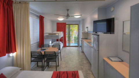 Alex Beach Cabins And Tourist Park - Swimm 33