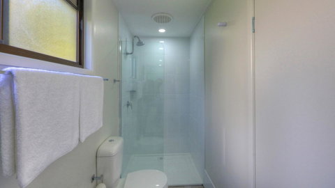 Alex Beach Cabins And Tourist Park - Swimm 28