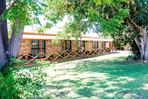 Clermont Country Motor Inn - Internet Find 4