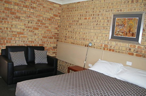 Clermont Country Motor Inn - Internet Find 6
