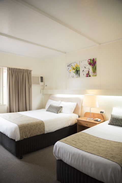Charleville Motel - Renee 24