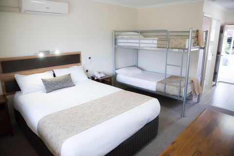 Charleville Motel - Renee 19