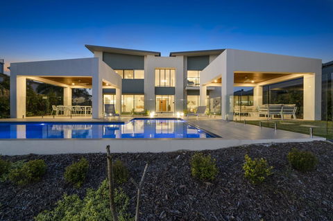 Luxury Canal Front Holiday House - Internet Find 0