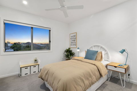 Luxury Canal Front Holiday House - Internet Find 3