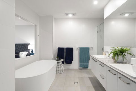 Luxury Canal Front Holiday House - Internet Find 15