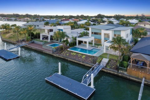 Luxury Canal Front Holiday House - Internet Find 2