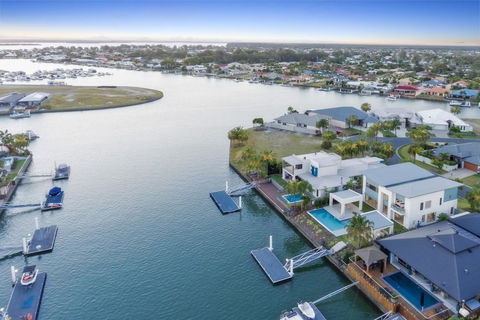 Luxury Canal Front Holiday House - Internet Find 10