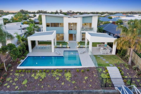 Luxury Canal Front Holiday House - Internet Find 7