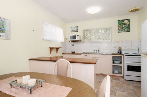 Lowset, Pet Friendly Cottage - Sunset Ave, Bongaree - Internet Find 1