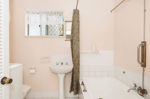 Lowset, Pet Friendly Cottage - Sunset Ave, Bongaree - Internet Find 17