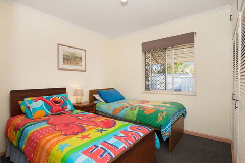 Lowset, Pet Friendly Cottage - Sunset Ave, Bongaree - Internet Find 7
