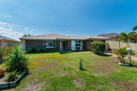 Lowset Home On The Canal - Dolphin Dr, Bongaree - Internet Find 6