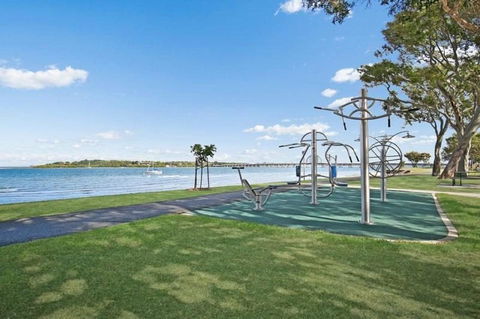 Lowset Home On The Canal - Dolphin Dr, Bongaree - Internet Find 16
