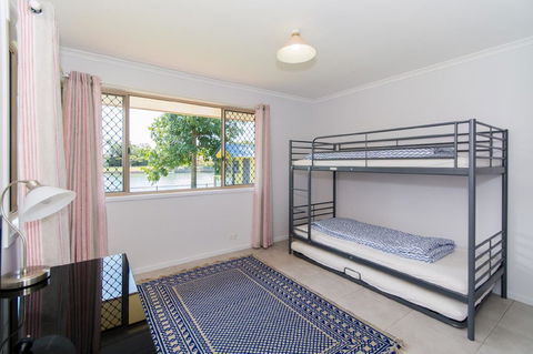 Lowset Home On The Canal - Dolphin Dr, Bongaree - Internet Find 13
