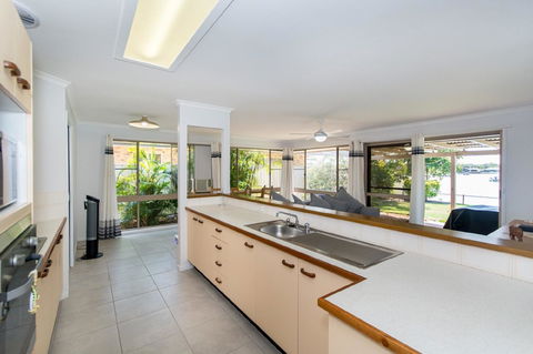 Lowset Home On The Canal - Dolphin Dr, Bongaree - Internet Find 8