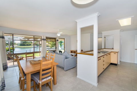 Lowset Home On The Canal - Dolphin Dr, Bongaree - Internet Find 4