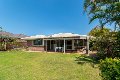 Lowset Home On The Canal - Dolphin Dr, Bongaree - Internet Find 3