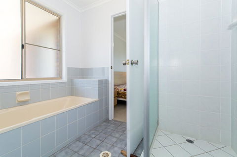 Lowset Home On The Canal - Dolphin Dr, Bongaree - Internet Find 11