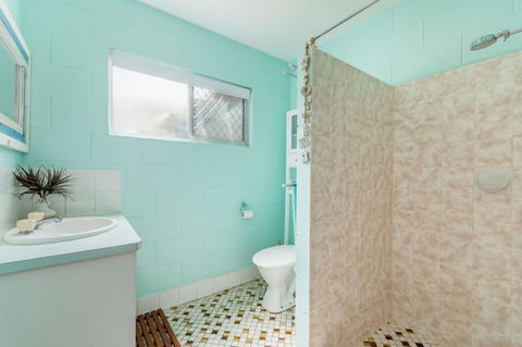 Charm And Comfort In This Ground Floor Unit With Water Views! Welsby Pde, Bongaree - Internet Find 11