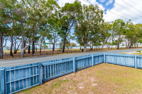 Charm And Comfort In This Ground Floor Unit With Water Views! Welsby Pde, Bongaree - Internet Find 12