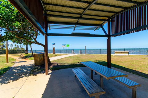 Private Canal Duplex With Pontoon - Oleander Drive, Bongaree - Internet Find 1