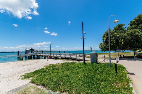 Private Canal Duplex With Pontoon - Oleander Drive, Bongaree - Internet Find 14