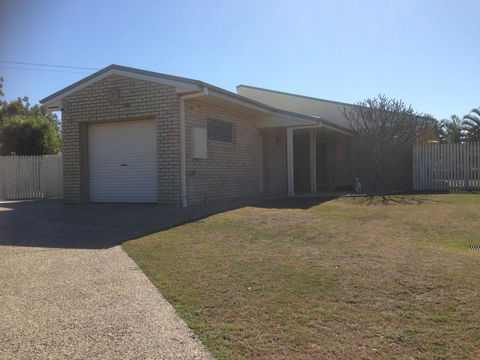 Private Canal Duplex With Pontoon - Oleander Drive, Bongaree - Internet Find 7