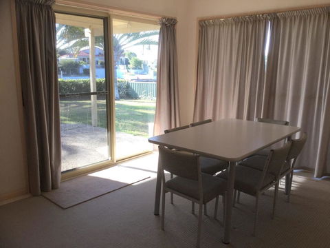 Private Canal Duplex With Pontoon - Oleander Drive, Bongaree - Internet Find 9