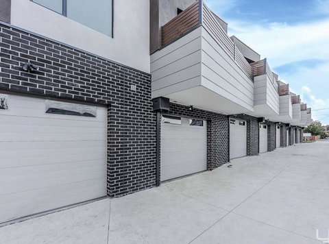A Brand New Private Townhouse - Qld Realsetate 1