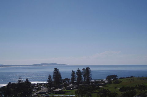 AAA Views, 2 View Street - Renee 0