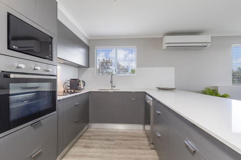 Absolute Beachfront Penthouse, Castaways Beach - Renee 3