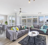Absolute beachfront penthouse Castaways Beach - Internet Find