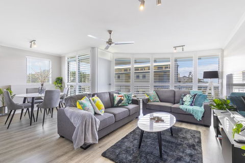 Absolute Beachfront Penthouse, Castaways Beach - Renee 0
