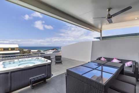 Absolute Beachfront Penthouse, Castaways Beach - Renee 1