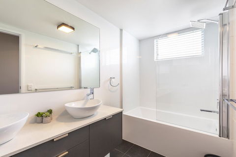 Absolute Beachfront Penthouse, Castaways Beach - Renee 2