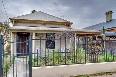 Adelaide Close CBD Large Private Studio Apartment In St Peters - Renee 0