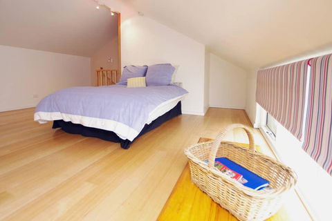 Adelaide Close CBD Large Private Studio Apartment In St Peters - Renee 2